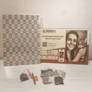 caja a3 con lienzo, gemas y herramientas