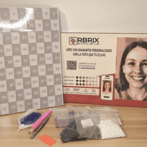 caja a3 con lienzo, gemas y herramientas