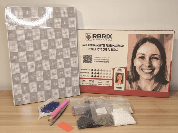 caja a3 con lienzo, gemas y herramientas